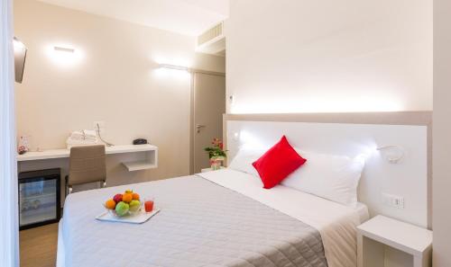 1 queen bed, 2 twin beds