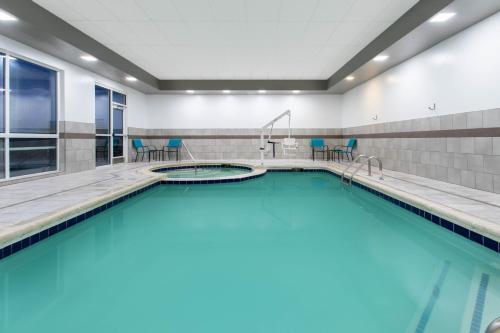 Swimming pool, Wingate by Wyndham Loveland in Loveland (CO)