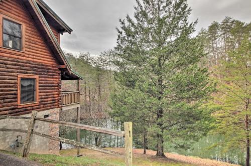 Pigeon Forge Cabin with Hot Tub, 2 half Mi to the Strip