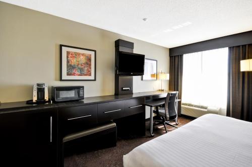 Holiday Inn Express Romulus / Detroit Airport an IHG Hotel - image 3