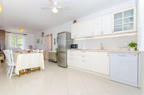 Apartments Bosiljka - by the sea - image 8