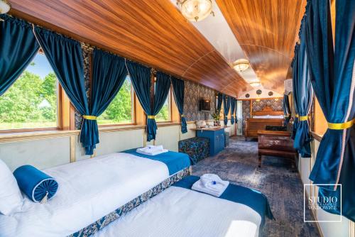1 double bed, 2 twin beds