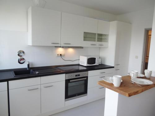 Kitchen, Moderne Wohnungen am Bahnhof Dachau mit direkter S-Bahn Verbindung nach Munchen in Dachau