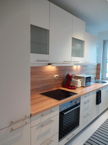 Kitchen, Moderne Wohnungen am Bahnhof Dachau mit direkter S-Bahn Verbindung nach Munchen in Dachau