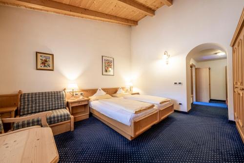 1 queen bed, 2 twin beds