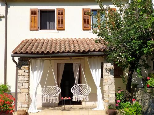 Apartment PARENZANA, little row HOUSE with big green yard in central Istria - Rakotule