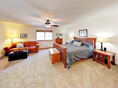 3BR w/ Private Hot Tub! Near Golf & Ski Resorts home - image 6