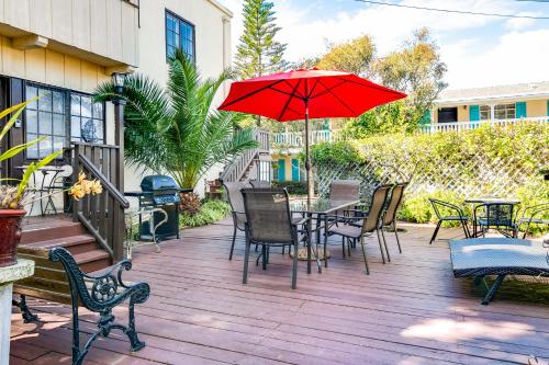 Charming Studio - 1 Block to Gorgeous East Beach! Hotel Room - image 2