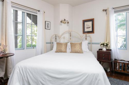 Charming Studio - 1 Block to Gorgeous East Beach! Hotel Room - image 3