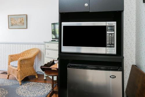 Charming Studio - 1 Block to Gorgeous East Beach! Hotel Room - image 5