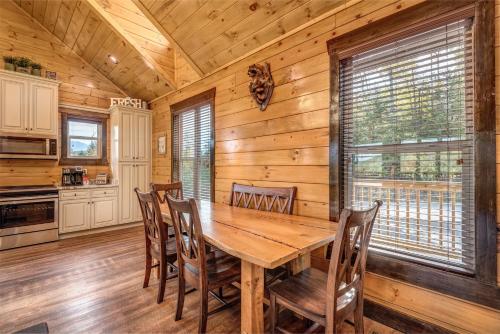 Luxe Mountain-View Cabin with Hot Tub cabin - image 8