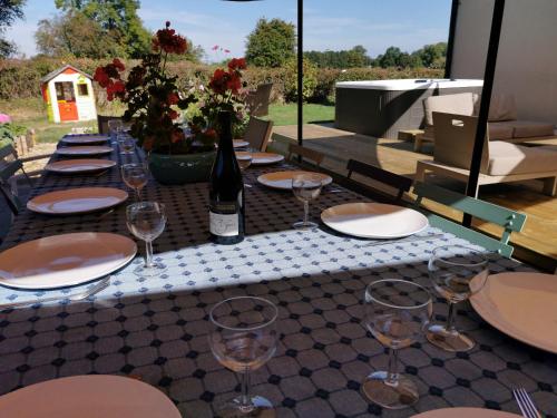Le pavillon de l'herboriste 14p jacuzzi jardin in Tintigny
