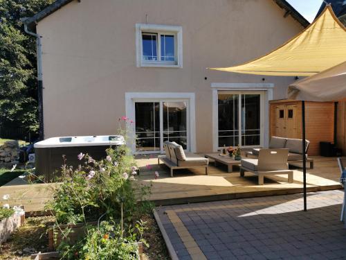 Le pavillon de l'herboriste 14p jacuzzi jardin in Tintigny