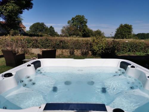 Le pavillon de l'herboriste 14p jacuzzi jardin