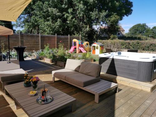 Le pavillon de l'herboriste 14p jacuzzi jardin in Tintigny