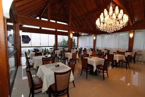 Restaurant, Sky Ville Hotel Gramado in Carniel