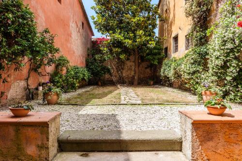 Hostly - Garden House near the Tower - Historical house with Private Garden 4