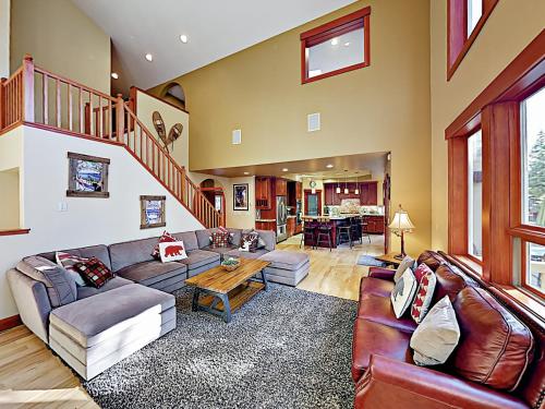 New Listing! Custom Luxury 5BR Chalet Near Slopes home - image 2