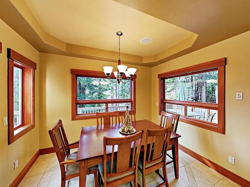 New Listing! Custom Luxury 5BR Chalet Near Slopes home - image 3