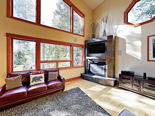 New Listing! Custom Luxury 5BR Chalet Near Slopes home - image 4