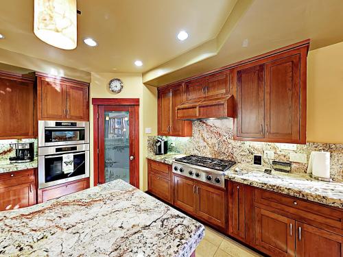 New Listing! Custom Luxury 5BR Chalet Near Slopes home - image 5