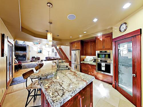 New Listing! Custom Luxury 5BR Chalet Near Slopes home - image 6