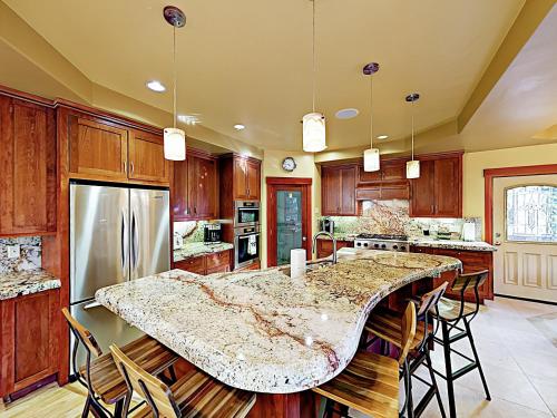 New Listing! Custom Luxury 5BR Chalet Near Slopes home - image 7