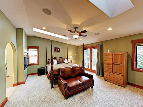 New Listing! Custom Luxury 5BR Chalet Near Slopes home - image 8