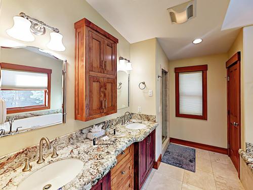 New Listing! Custom Luxury 5BR Chalet Near Slopes home - image 10