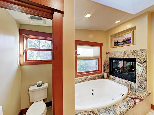 New Listing! Custom Luxury 5BR Chalet Near Slopes home - image 11