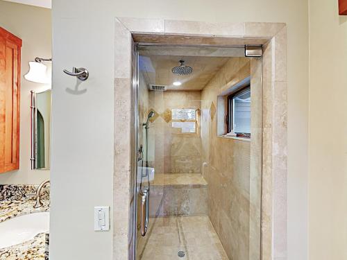 New Listing! Custom Luxury 5BR Chalet Near Slopes home - image 12