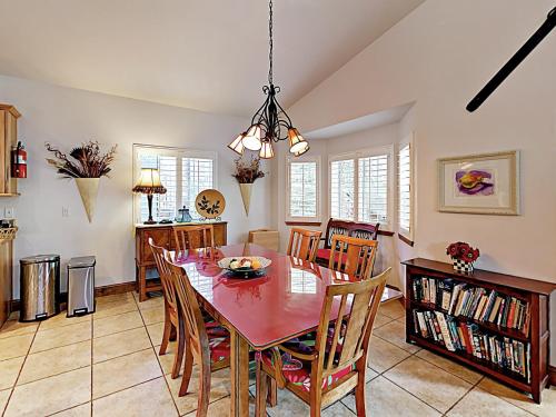 Stylish Home w/ Hot Tub & Pool Table Near Skiing home - main image