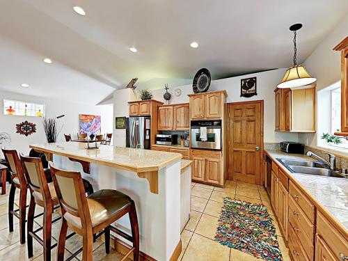 Stylish Home w/ Hot Tub & Pool Table Near Skiing home - image 2
