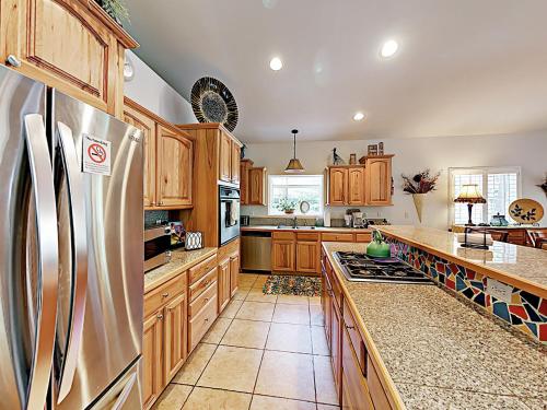 Stylish Home w/ Hot Tub & Pool Table Near Skiing home - image 3