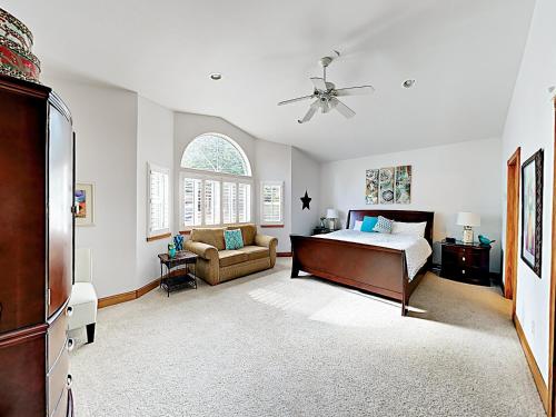 Stylish Home w/ Hot Tub & Pool Table Near Skiing home - image 4