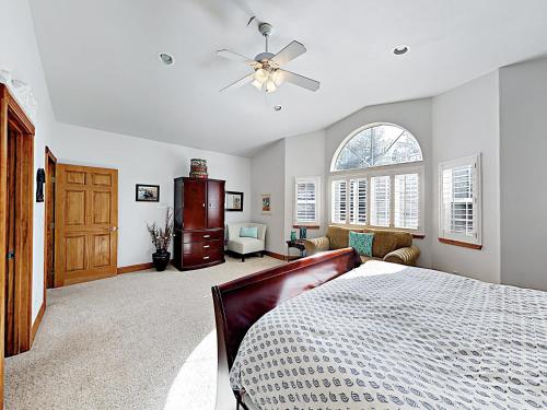Stylish Home w/ Hot Tub & Pool Table Near Skiing home - image 5