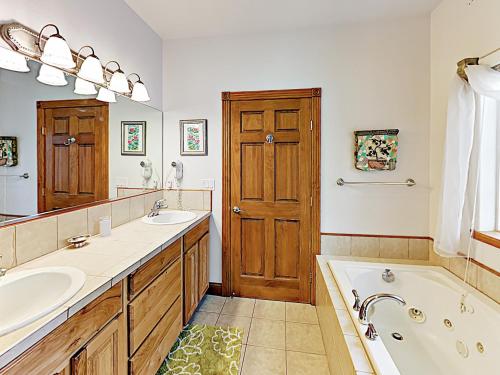 Stylish Home w/ Hot Tub & Pool Table Near Skiing home - image 6