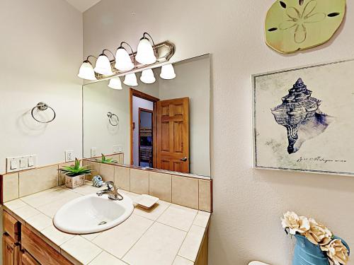 Stylish Home w/ Hot Tub & Pool Table Near Skiing home - image 7