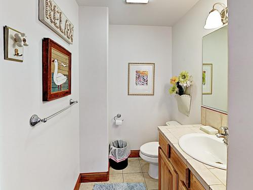 Stylish Home w/ Hot Tub & Pool Table Near Skiing home - image 9
