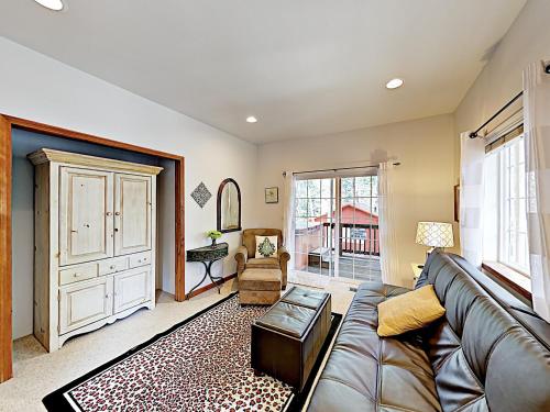 Stylish Home w/ Hot Tub & Pool Table Near Skiing home - image 10