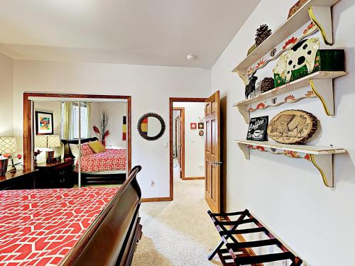 Stylish Home w/ Hot Tub & Pool Table Near Skiing home - image 12