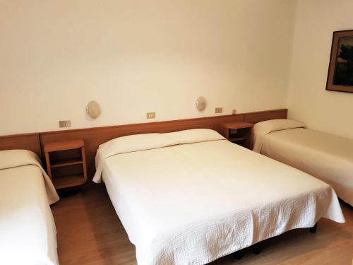 4 twin beds