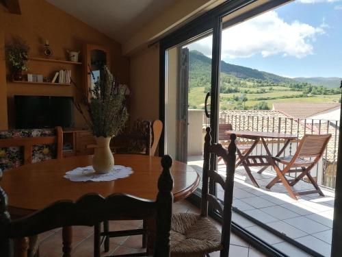  Apartaments Mitjavila, Pension in Sant Salvador de Toló bei Llimiana