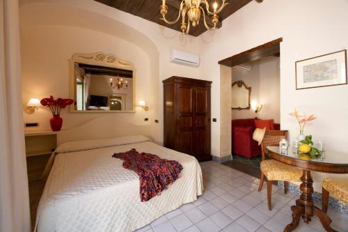 Amalfi Old Square room & apartments , 73 steps from the street - Tap to explore photos