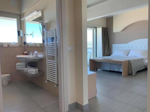 1 king bed, 1 twin bed