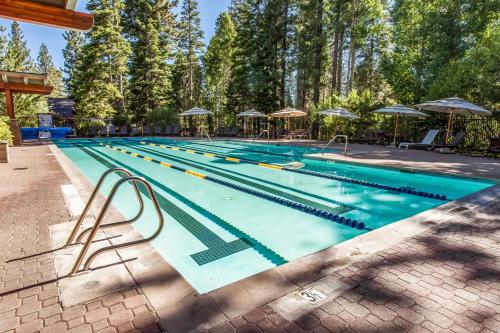 New Listing! Creekside Townhome Near Northstar Townhouse - image 2