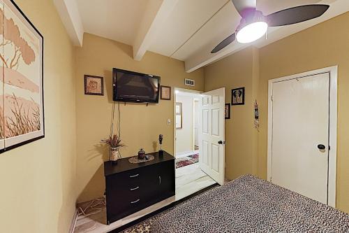 Stylish Gulf-Front Getaway - Heated Pool & Hot Tub condo - image 4