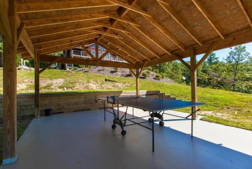 Mountain-View Cabin Retreat with Hot Tub & Firepit cabin - main image