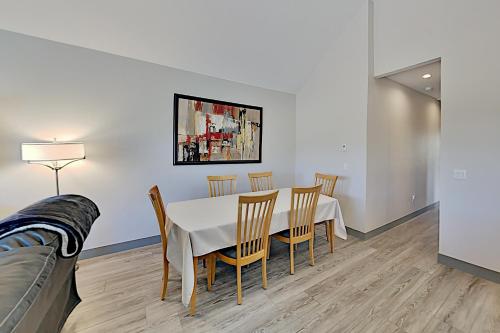 Brand-New Townhome with Private Balcony & Fireplace townhouse - image 4