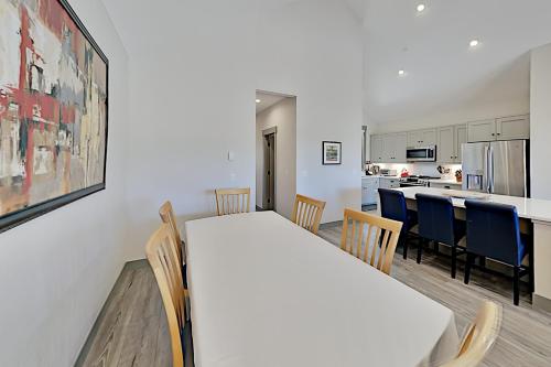 Brand-New Townhome with Private Balcony & Fireplace townhouse - image 6